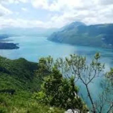 La Cabane Cachee, Entre Lacs Et Montagnes, Vakantiehuis La Biolle