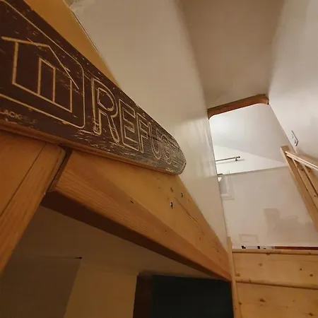 La Cabane Cachee, Entre Lacs Et Montagnes, * La Biolle